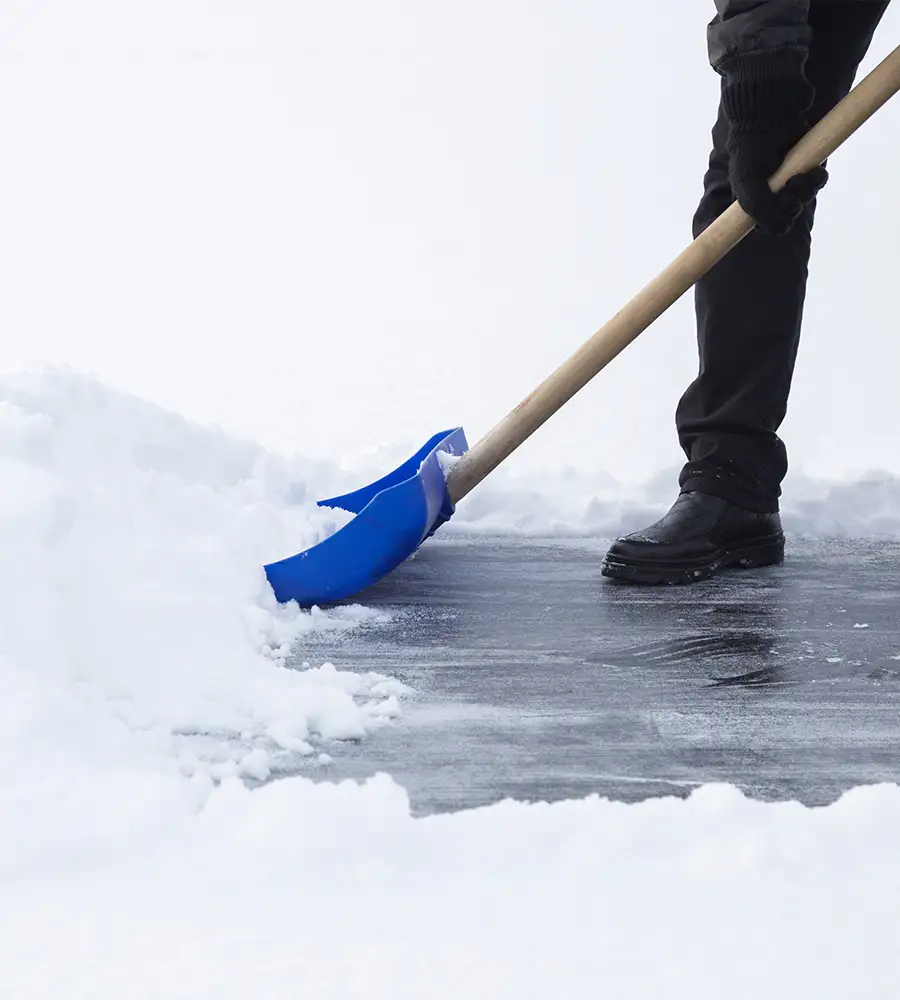 Winterdienst während dem Schneeschaufeln
