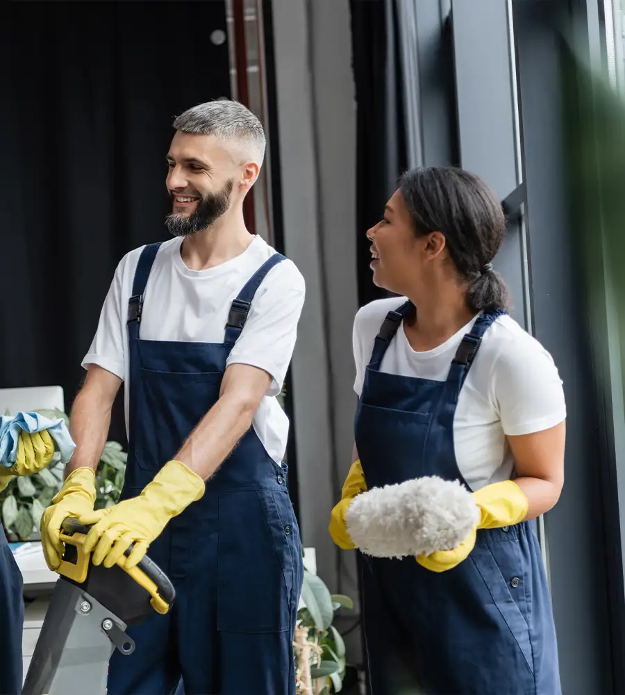 Professionelle Reinigungsdame mit Wischmopp und Eimer