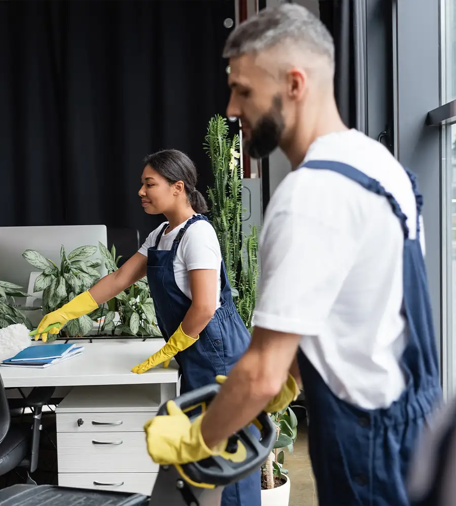 Professionelle Reinigungsmitarbeiter während einer Büroreinigung