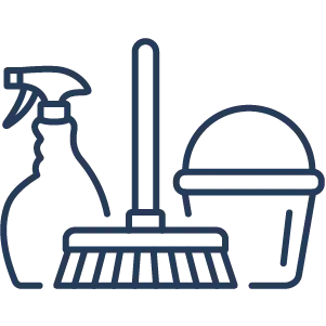 Reinigungsmittel und Besen neben einem Wassereimer