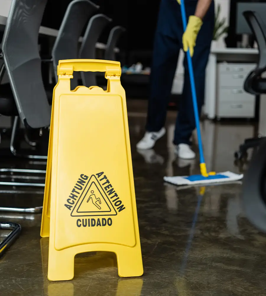 Achtung Schild auf einem frisch gereinigten Boden