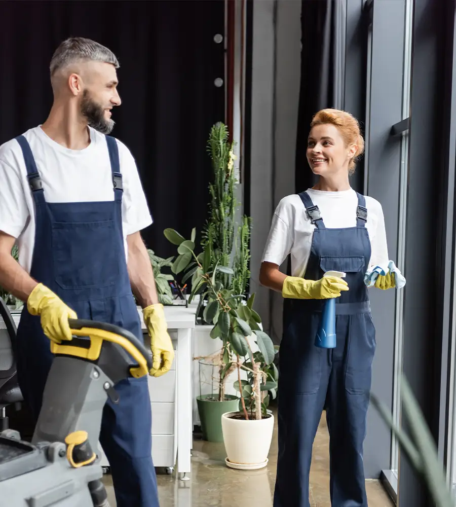 Reinigungsmitarbeiter während einer Reinigung
